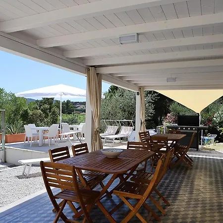 Le Api بيت ضيافة